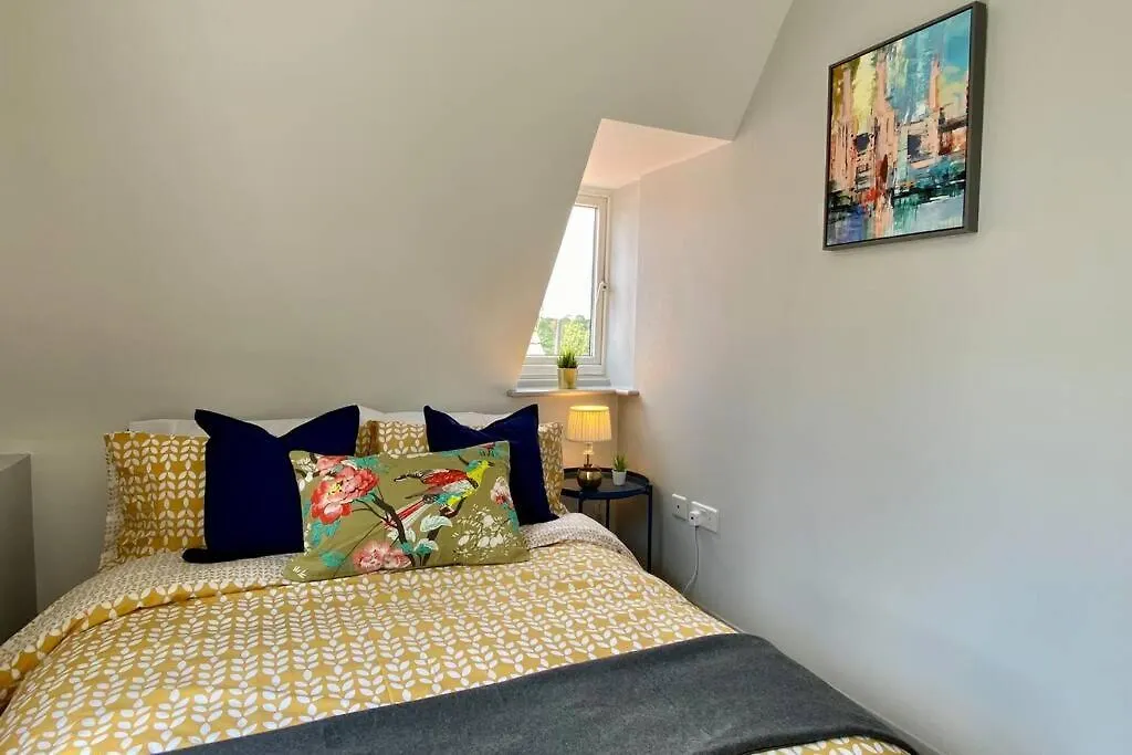 Beachside Bliss: Stylish Apartment near Bournemouth