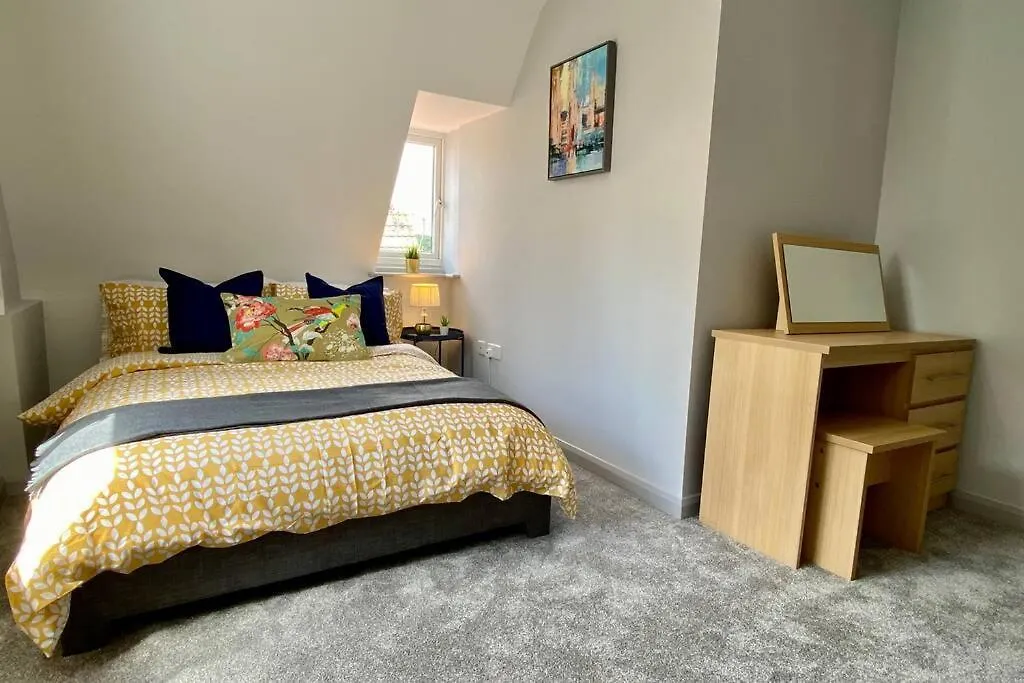 Beachside Bliss: Stylish Apartment near Bournemouth 0*,