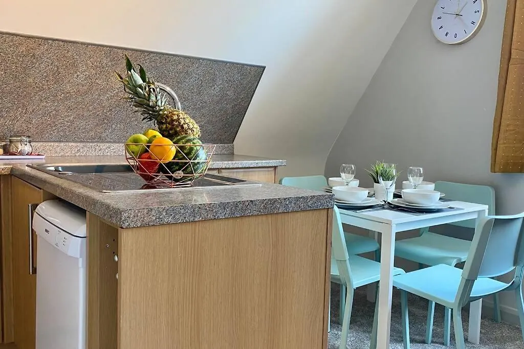 Beachside Bliss: Stylish Apartment near Bournemouth 0*,