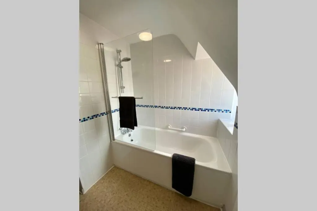 Beachside Bliss: Stylish Apartment near Bournemouth