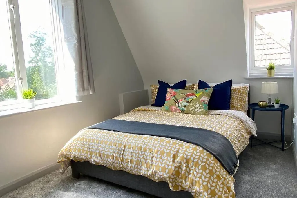 Beachside Bliss: Stylish Apartment near Bournemouth