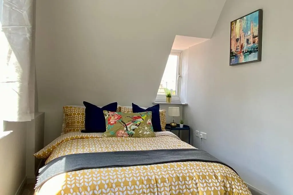 Beachside Bliss: Stylish Apartment near Bournemouth