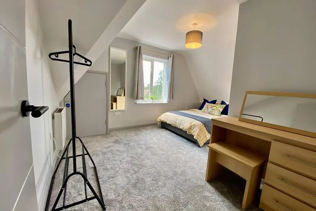 Beachside Bliss: Stylish Apartment near Bournemouth